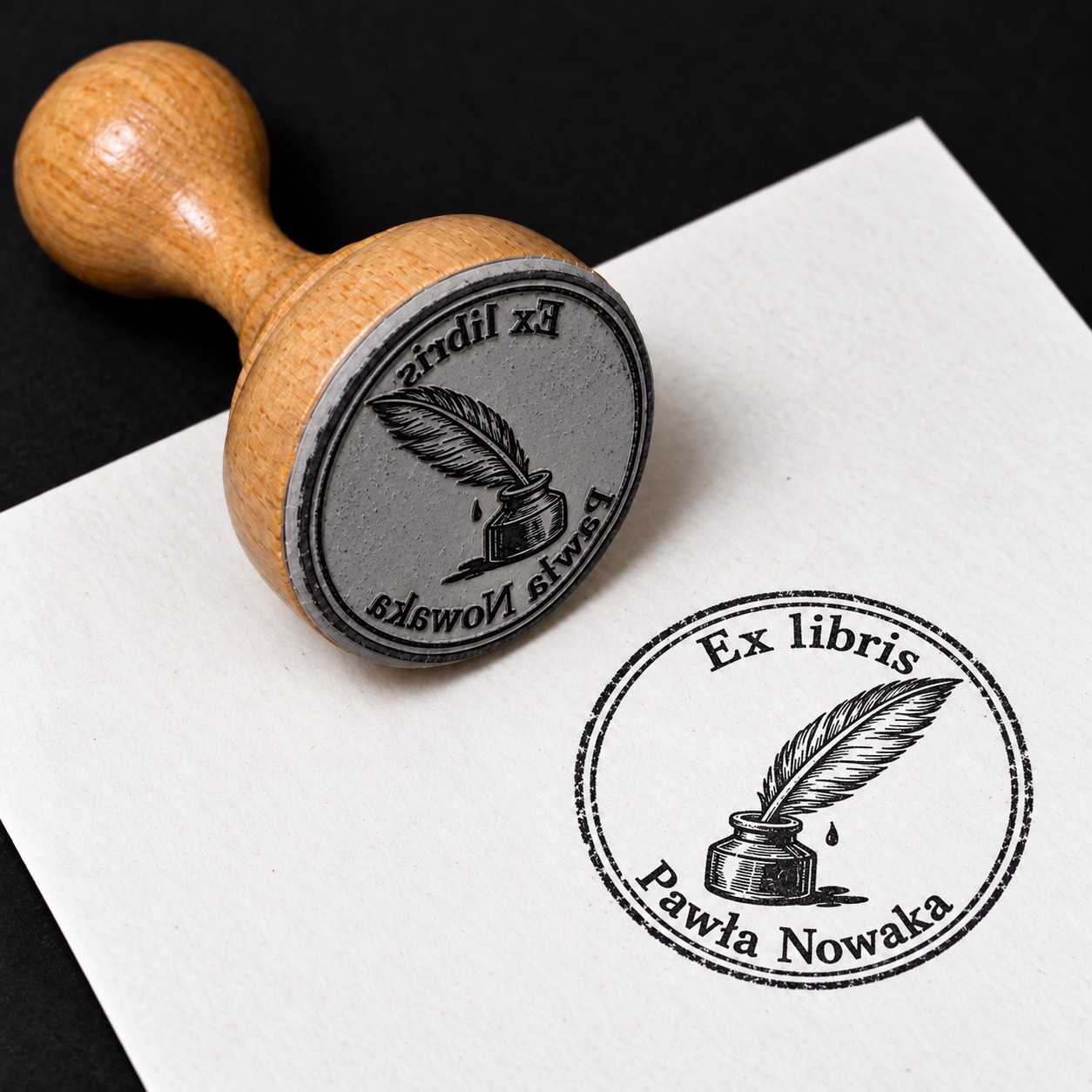 Wizualizacja drewnianej pieczątki ex libris „Pióro i kałamarz” i jej odbitki na białej kartce.